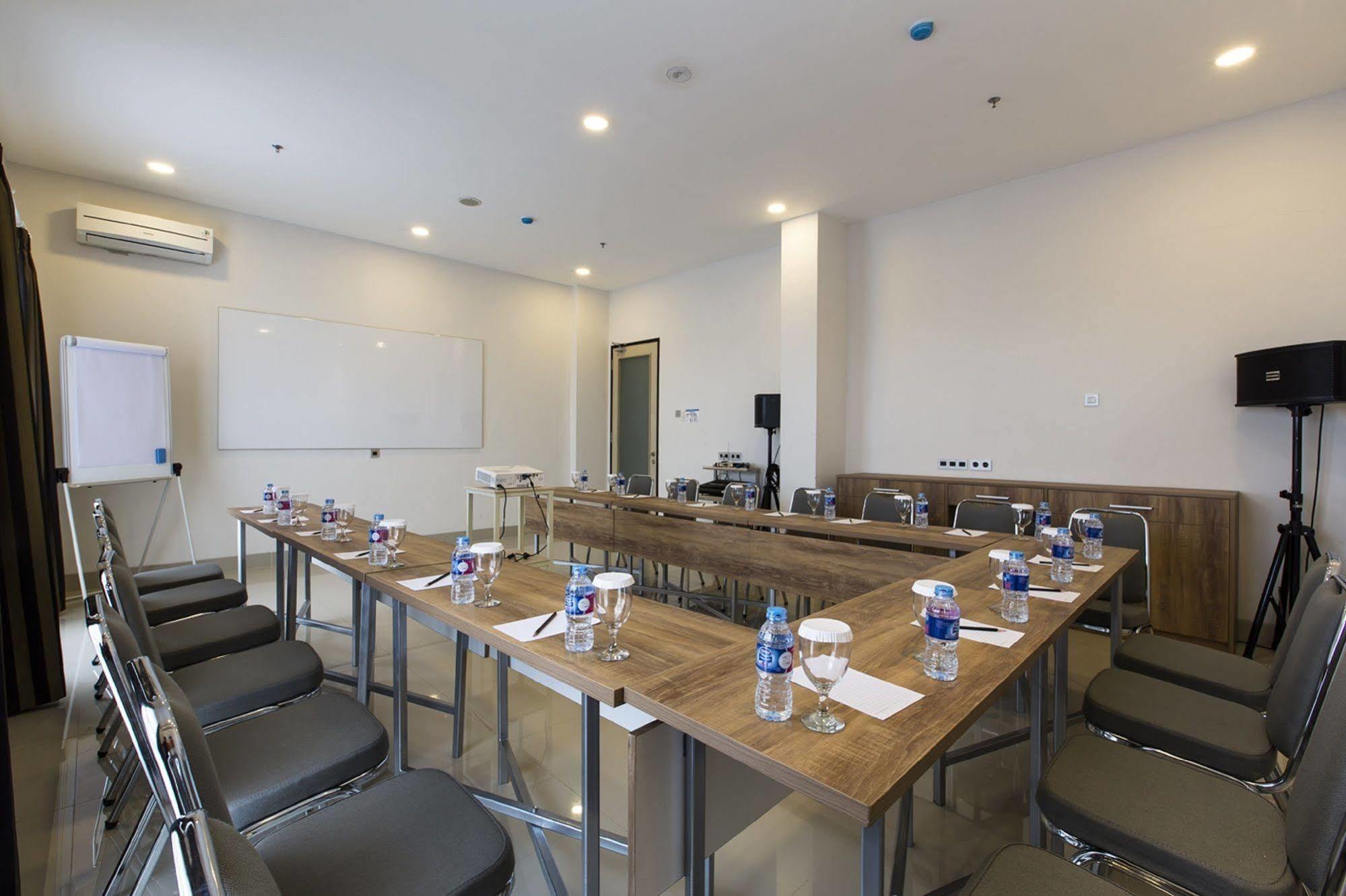 Sparks Odeon Sukabumi, Artotel Curated Zewnętrze zdjęcie